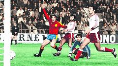 Rinc&oacute;n celebra uno de sus goles en el 12-1 a Malta  jugado en el Villamar&iacute;n (21-12-1983).