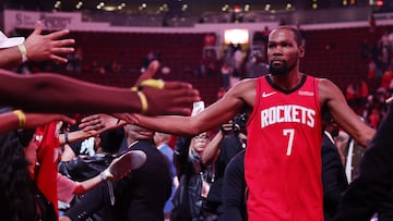 Kevin Durant, alero de Houston Rockets, saluda a los aficionados presentes en el Toyota Center tras el partido ante Orlando Magic.