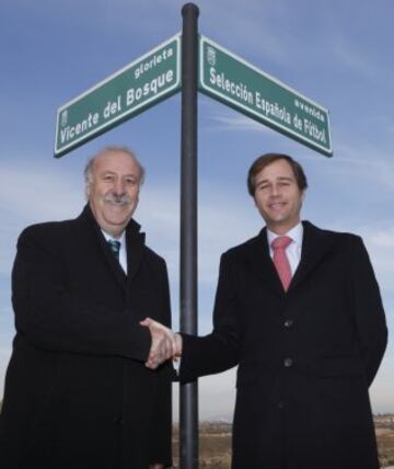 Da nombre a una glorieta en la localidad madrileña de Boadilla junto a la Avenida Selección Española de Fútbol. También da nombre a la Avenida de Vicente del Bosque comprendida entre las glorietas de Castilla y León y la del Tratado de Tordesillas, de Salamanca.