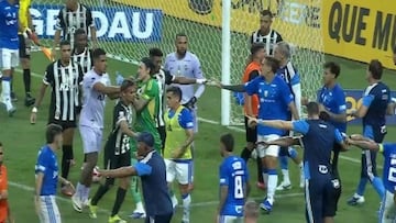 Batalla campal entre jugadores de Cruzeiro y Atlético Mineiro tras la final del Campeonato Mineiro