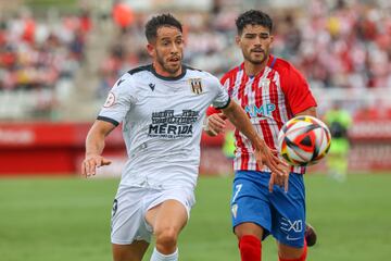 Chuma disputa un balón con Zequi.