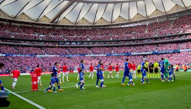 Salida al campo de los jugadores con un Metropolitano engalanado para la ocasión.