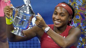 Coco Gauff posa con el trofeo de campeona del US Open.