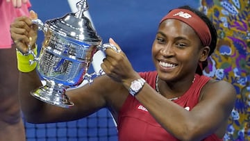 Coco Gauff posa con el trofeo de campeona del US Open.