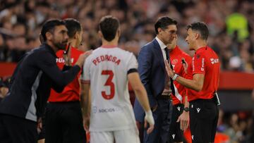 Diego Alonso habla con Gil Manzano durante el derbi.