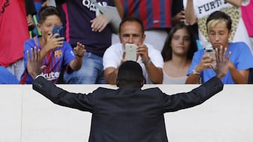 GRA199. BARCELONA, 28/08/2017.- El nuevo fichaje del FC Barcelona, el franc&eacute;s Ousmane Demb&eacute;l&eacute;, saluda a aficionados en el Camp Nou, durante su presentaci&oacute;n como nuevo jugador del equipo azulgrana. EFE/Andreu Dalmau