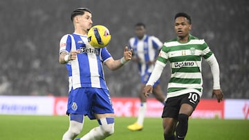 FC Porto's Spanish forward #17 Borja Sainz controls the ball next to Sporting Lisbon's Mozambican forward #10 Geny Catamo during the Portuguese League football match between FC Porto and Sporting CP at Dragao stadium in Porto, on February 9, 2026. (Photo by Miguel RIOPA / AFP)
