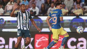 AME4820. PACHUCA (MÉXICO), 08/05/2024.- Salomon Rondon (i) de Pachuca disputa el balón con Ramon Juarez de América este miércoles, en un partido de los cuartos de final del torneo Clausura 2024 la Liga MX entre Águilas del América y Tuzos del Pachuca, en el estadio Hidalgo de la ciudad de Pachuca México). EFE/ David Martínez Pelcastre