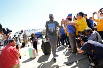 Los campeones de la NBA disfrutaron del viaje de vuelta a Oakland sin perder de vista el preciado trofeo Larry O'Brien.