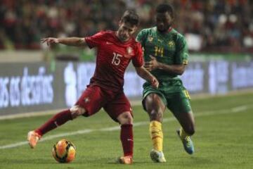 Rafael Silva "Rafa" compite con el defensa camerunés Aurelien Chedjou durante la FIFA 2014 Copa del Mundo de partido amistoso de fútbol Portugal - Camerún en el estadio Magalhaes Pessoa de Leiria