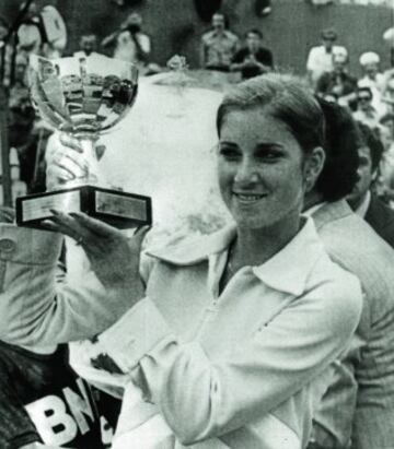 La tenista estadounidense Chris Evert Lloyd estren su palmars en el Grand Slam con los trofeos de Wimbledeon y Roland Garros.