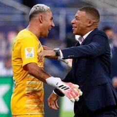 Keylor Navas le acaricia el pelo a Mbappé y su reacción es épica