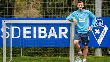 Sergi Enrich posa sonriente para AS tras la entrevista en Atxabalpe, el campo de entrenamiento del Eibar.