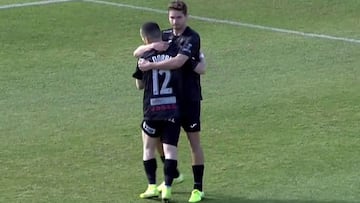 Los jugadores del Talavera Josu&eacute; Dorrio y Jon Ceberio se abrazan para celebrar el segundo gol del donostiarra al Melilla, su exequipo.