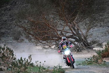 El piloto español Tosha Schareina, de la Honda CRF 450, compite en la segunda etapa. 