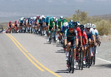 Fernando Gaviria ganó la cuarta etapa de la carrera argentina. Se impuso en el embalaje ante Peter Sagan y celebró por primera vez con el Movistar Team.