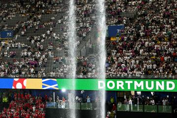 El agua cae como cascadas de las canaletas mientras llueve intensamente en el BvB Stadion de Dortmund