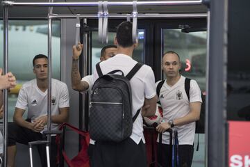 La llegada a Madrid. Andrés Iniesta en el autobús que transporta al equipo del avión a la terminal.