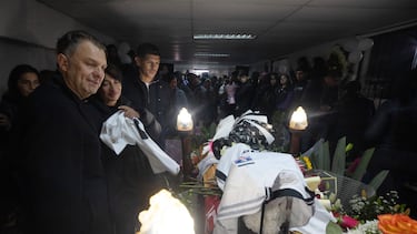 Deporte, Velorio hincha de Colo Colo
Velorio de Martina Perez, una de las hinchas fallecidos el dia de ayer previo al partido de copa libertadores entre Colo Colo y Fortaleza.
11/04/2025
Luis Hidalgo/Photosport
Sports, Wake Colo Colo fans
Wake for Martina Pérez, one of the fans who died yesterday before the Copa Libertadores match between Colo Colo and Fortaleza.
11/04/2025
Luis Hidalgo/Photosport