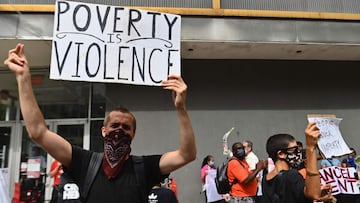 (ARCHIVOS) En esta foto de archivo tomada el 1 de septiembre de 2020, los manifestantes se manifiestan durante el d&iacute;a nacional de acci&oacute;n de protesta &#039;Sin desalojos, sin polic&iacute;a&#039; contra las fuerzas del orden que sacan por la fuerza a las personas de sus hogares en la ciudad de Nueva York. 