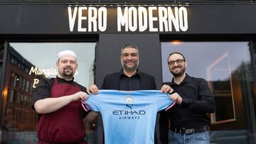 El chef Norberto, el dueño Beppe y el mánager Francesco posan con una camiseta del City en la puerta del Vero Moderno, el restaurante favorito de Rodrigo en Mánchester.