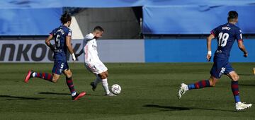 Real Madrid 1-0 Huesca | Golazo de Eden Hazard. Recibi¨® en tres cuartos de campo y no se lo pens¨® dos veces y dispar¨® con mucha potencia ajustando el bal¨®n al palo de la porter¨ªa de Andr¨¦s Fern¨¢ndez.
