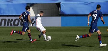 Real Madrid 1-0 Huesca | Golazo de Eden Hazard. Recibió en tres cuartos de campo y no se lo pensó dos veces y disparó con mucha potencia ajustando el balón al palo de la portería de Andrés Fernández.