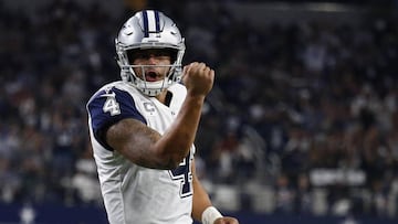 LWS105. ARLINGTON (EE.UU.), 30/11/2017.- El mariscal de campo de los Dallas Cowboys, Dak Prescott, reacciona después de que los Cowboys anotaron un touchdown durante un partido de la Liga Nacional de Fútbol Americano (NFL) disputado entre Washington Redskins y Dallas Cowboys hoy, jueves 30 de noviembre de 2017, en Arlington, Texas (EE.UU.). EFE/LARRY W. SMITH