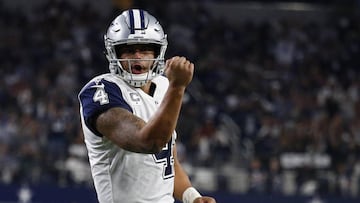 LWS105. ARLINGTON (EE.UU.), 30/11/2017.- El mariscal de campo de los Dallas Cowboys, Dak Prescott, reacciona despu&eacute;s de que los Cowboys anotaron un touchdown durante un partido de la Liga Nacional de F&uacute;tbol Americano (NFL) disputado entre Washington Redskins y Dallas Cowboys hoy, jueves 30 de noviembre de 2017, en Arlington, Texas (EE.UU.). EFE/LARRY W. SMITH