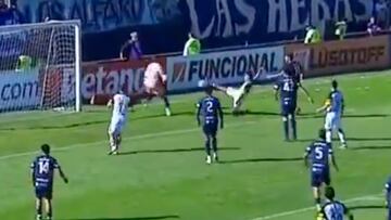 Un volante chileno sorprende con su primer gol en la liga Argentina: ¡definición acrobática!