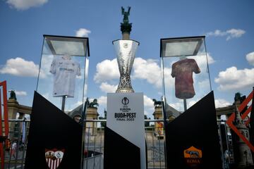 Un gran número de seguidores del equipo hispalense han viajado a la ciudad de Hungría para disfrutar de la final de la Europa League ante la Roma. 