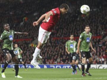 Hernández se estrenó en el curso 2012-2013 con un doblete ante el Braga, en fase de grupos. Su primer tanto fue acrobático.