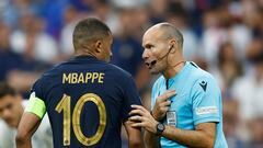 Mateu Lahoz habla con Mbappé.