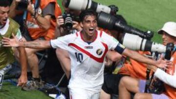 Bryan Ruiz celebra su gol.