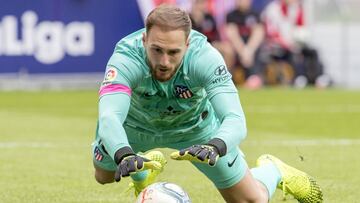 Oblak se lanza para agarrar un balón durante el Atlético-Valencia.