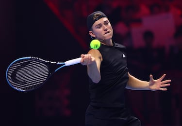 A su edad ya ha ganado cuatro partidos ATP y ante rivales potentes, como Alex Michelsen o Jan-Lennard Struff. Debutó con victoria en la Copa Davis. Su ídolo es Rafa Nadal, habla alemán, inglés y rumano (vivió en Moldavia con sus abuelos), y entiende ruso. Su mejor golpe es el revés y sueña con ganar Grand Slams y ser número uno. No le falta ambición. Ojo con él.