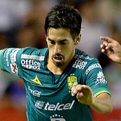 León ve difícil la salida de Fernando Navarro a Chivas