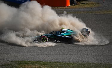 El español Fernando Alonso, al volante del Mercedes AMR25 de Aston Martin F1, hace un trompo sobre la grava durante los entrenamientos previos al Gran Premio de Japón de F1 en el Circuito de Suzuka.