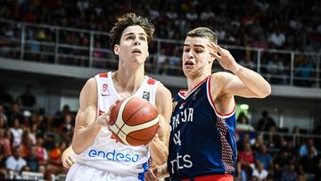 Mario Saint-Supery, base de la Selección, ante Serbia en la final del Europeo Sub-18.