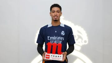 Jude Bellingham posa con el premio Mahou 5 Estrellas