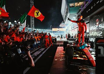 Alegría de Carlos Sainz tras proclamarse campeón del Gran Premio de Singapur. De esta forma el piloto español consigue sus segunda victoria en la Fórmula 1.