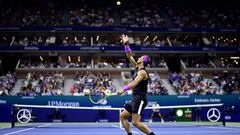 Rafa Nadal saca durante su partido ante Marin Cilic en el US Open 2019 en el USTA Billie Jean King National Tennis Center de New York City.