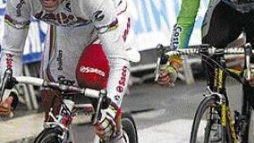 <b>¡QUÉ LUJO!</B> Los héroes de Hamilton, Igor Astarloa y Alejandro Valverde, fueron el gran atractivo del día.