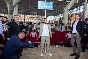 Ilia Topuria inaugura un paseo con su nombre en la Escuela Central de Educación Física.