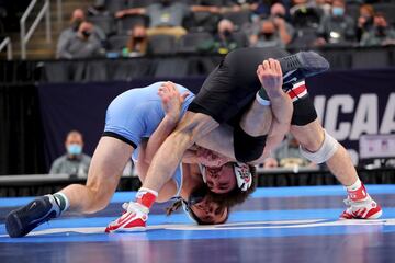 Sammy Sasso, de Ohio State, se enfrenta al campeón invicto Austin OConnor, de Carolina del Norte, en la categoría de 149 libras de peso, durante las finales del Campeonato de lucha libre masculina de la División I de la NCAA. La competición ha tenido lugar durante el fin de semana en el Enterprise Center de St Louis, en Missouri.