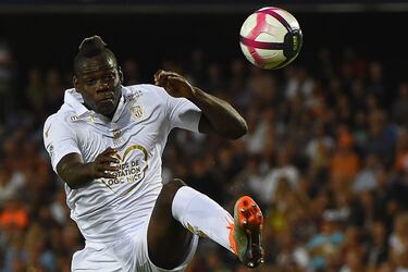 Uno de los jugadores más polémicos de los últimos años. Siempre fue más reconocido por lo extradeportivo que por lo deportivo. Balotelli colecciona un sinfín de infracciones variopintas. En Manchester la grúa se llevó su coche 27 veces, fue multado por lanzar dardos al equipo juvenil, sus infracciones de tráfico suman más de 11.000 euros, incendió su casa por lanzar fuegos artificiales... En Milán no lo querían, entre otras cosas, porque no tenía ganas de trabajar ni de correr. Genio y figura.