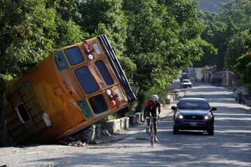 El mal estado de las carreteras en Haití, uno de los países más pobres del mundo, dificulta el desarrollo del ciclismo. Este verano no pudieron celebrarse allí los Campeonatos de Ciclismo del Caribe por ese motivo. En la imagen, Shawel Lafontant, miembro de la selección nacional, esquiva un autobús accidentado cerca de Puerto Príncipe.