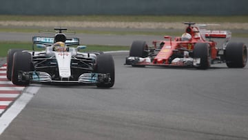 Lewis Hamilton por delante de Sebastian Vettel en China.