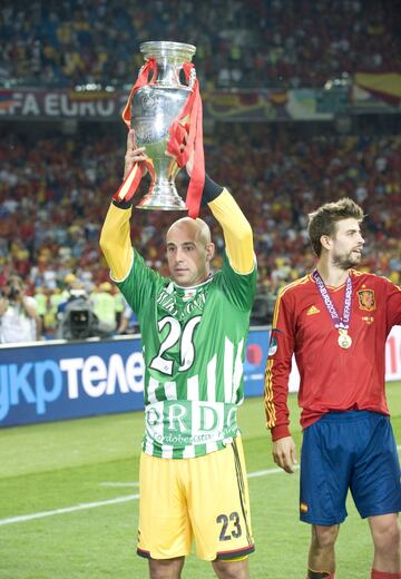 A la Eurocopa fue como jugador del Liverpool, sin embargo, desde la siguiente temporada ha cambiado cuatro veces de equipo. De Inglaterra fue a Italia, al Nápoles, luego pasó una temporada por el Bayern de Múnich, para volver al equipo napolitano. También ha estado en el Milán y la última temporada está enrolado, como cedido, en el Aston Villa. Con 37 años Reina sigue en activo.