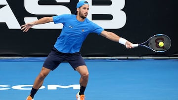 Feliciano L&oacute;pez devuelve una bola a Michael Venus durante su partido en el Torneo de Auckland.